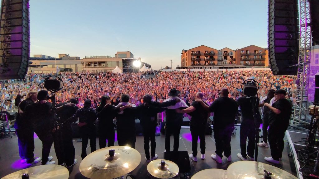 Crowd scene in Germany with EWF Experience final bow